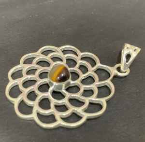 Collier pendentif œil de tigre jaune, pierre précieuse, lotus soleil, fait main, en argent sterling, serti clos, fleur, pour mariage et anniversaire - Product Image 1