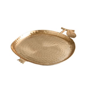 Plato Redondo de Metal Nórdico para Servir Alimentos, Plato para Postres Hecho a Mano para Mesa, Hogar, Hoteles, Bodas y Fiestas - Product Image 1