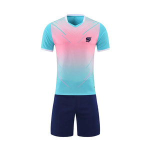 Uniforme de football en polyester respirant de haute qualité avec une texture de tissu lisse pour les sports de plein air et les entraînements quotidiens - Product Image 1