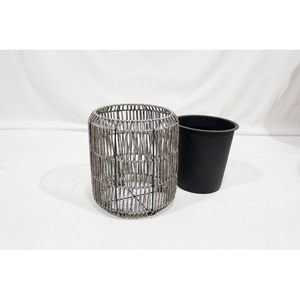 Pot de plante en rotin avec pot intérieur noir, style rustique, jardinière d'intérieur, design circulaire, décoration d'intérieur - Product Image 3