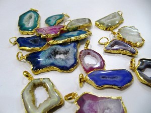 Pendentif en tranche d'agate géode multicolore, forme libre, Druzy, bords électroplaqués or 24K, Agate Druzy - Product Image 3