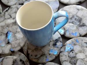 Ensemble de sous-verres personnalisés en pierre de lune arc-en-ciel faits à la main avec un design en terrazzo véritable pour la décoration de la maison, de l'hôtel et des mariages - Product Image 2