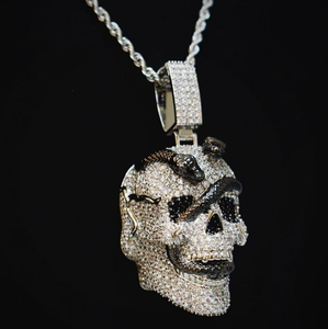 Pendentif de luxe en moissanite en forme de crâne de serpent |   Pendentif Crâne VVS1 Couleur D Sertie de Pierres avec Serpent Noir - Product Image 4