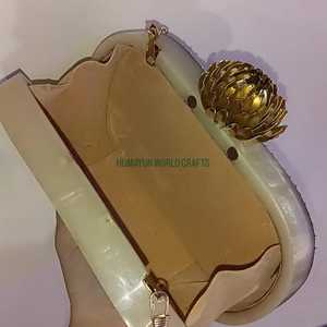 Pochette de luxe en cristal avec élégantes pierres vertes et fermoir doré, fabriquée à la main pour les mariages, les fêtes et les événements spéciaux. - Product Image 2