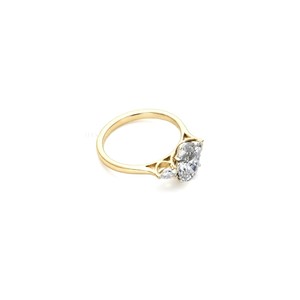 Anillo de Compromiso de Oro Sólido de 10K, 14K, 18K con Diamante Ovalado Cultivado en Laboratorio, Dos Diamantes Laterales en Forma de Pera, Anillo de Tres Piedras con Certificado IGI - Product Image 2