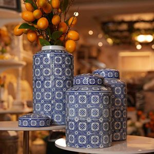 Jarra Decorativa Pequeña Chelsea House, Diseño Hoja de Jengibre, Azul y Blanco - Product Image 1