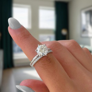 Anillo de Compromiso de Oro de 14K con Diamante Cultivado en Laboratorio, Halo Oculto Redondo, Banda de Moissanita - Product Image 4