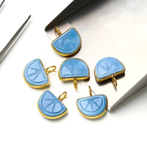 Colgante de ópalo azul natural tallado en forma de naranja, chapado en oro vermeil sobre plata de ley, con gema, precio al por mayor para fabricación de joyas - Product Image 5