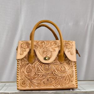 Bolso Tote de Cuero Genuino Vintage con Grabado Floral y Cierre de Broche para Uso Diario - Product Image 2