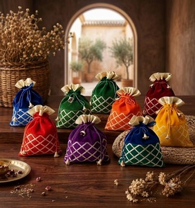 Bolsos Potli Tradicionales de Terciopelo de Seda con Trabajo Gota Patti, Patrón de Cuadrícula Cruzada Dorada, Cierre con Cordón, Año Nuevo Indio Chino - Product Image 1