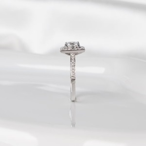 แหวนเพชรทรงกลม 1 กะรัต ผลิตในห้องปฏิบัติการ ได้รับการรับรองจาก IGI สี E ความสะอาด VVS2 รูปทรง Ideal Cut เพชรข้างประดับ ทองคำขาว 14K แหวนหมั้น - Product Image 5