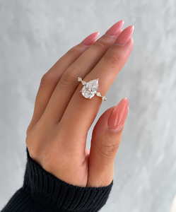 Bague de fiançailles classique solitaire en or plaqué or avec diamant taille poire pour femme, idéale pour anniversaire et mariage - Product Image 1