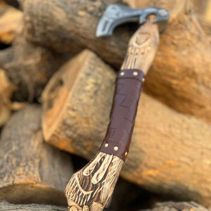 Hacha Vikinga Escandinava con Runas Nórdicas Grabadas, Cabeza de Madera, Hoja de Acero al Carbono Industrial, Diseño Tradicional, para Supervivencia y Uso en Exteriores - Product Image 3