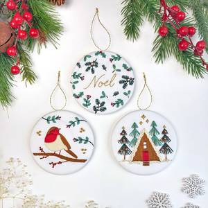 Décoration de Noël ronde de 15 cm, faite à la main, en coton brodé, colorée, durable et écologique, à suspendre à l'arbre - Product Image 5