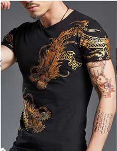 T-shirt noir à manches courtes pour homme avec impression de dragon doré, coupe ajustée, col rond, style streetwear, jersey en coton respirant. - Product Image 6