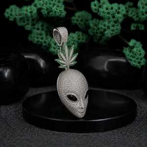 Colgante de Lujo para Hombre con Cabeza de Alien Iced Out Estilo Hip Hop, Diamantes Moissanita VVS y Micro Pavé de Diamantes Verde Hoja - Product Image 5