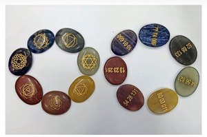 Ensemble de sept pierres des chakras avec gravure de numéros angéliques, ensemble de cristaux de guérison holistique pour la méditation et l'alignement spirituel - Product Image 1