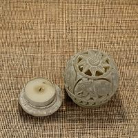 Porte-bougie artisanal en marbre filigrané avec motifs religieux d'anges, d'animaux et de cœurs, accent décoratif