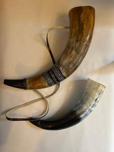 Cuerno Vikingo Artesanal para Beber con Grabado de Nudos y Runas, Cuerno Medieval para Cerveza con Correa de Cuero - Product Image 6