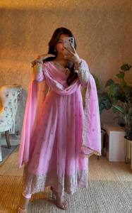Nuevo Vestido Largo Anarkali para Festivales, con Dupatta, Tela Georgette, Borde Amarillo, Manga Regular - Product Image 3