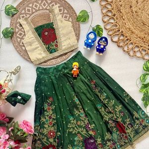 Lehenga de viscosa de seda premium con encaje bordado en el borde y blusa bordada con tela brillante, ropa de diseñador para bodas infantiles - Product Image 4