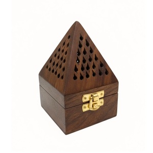 Quemador de Incienso de Latón Hecho a Mano con Recortes Geométricos, Acabado Dorado, Base de Madera, Difusor Aromático para Uso en Todas las Estaciones - Product Image 3