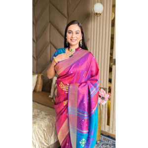 Sari en soie douce de couleur vin, Ikkat Patola, avec pallu en paon et bordure en zari doré, motifs Meenakari, vêtements indiens et pakistanais - Product Image 4
