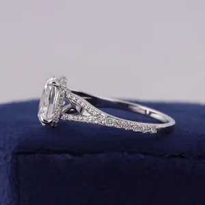 Anillo de compromiso de diamante de corte ovalado en platino y oro blanco con engaste de cuatro puntas, banda de tallo dividido con pavé y doble fila de piedras de acento. - Product Image 3