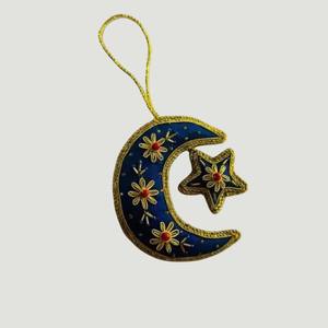 Par de Adornos Colgantes Hechos a Mano con Diseño de Luna y Estrella |   Decoración Islámica de Ramadán y Eid con Bordado de Hilo |   Tapiz de Tela para Pared y Puerta - Product Image 2