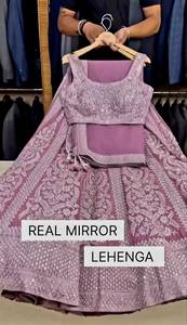 Ensemble Lehenga en Faux Georgette avec broderie de créateur, orné de miroirs et de diamants, accompagné d'un chemisier et d'un dupatta en Faux Georgette - Product Image 5