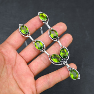 Collier de luxe pour femme en argent sterling, personnalisé et fait main, avec péridot vert et perle de culture d'eau douce en forme de poire, idéal pour mariage et cadeau - Product Image 1