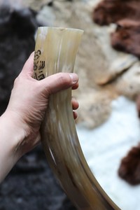 Corne à boire artisanale en corne de buffle, thème rustique, élégante corne à boire viking polie de haute qualité - Product Image 2