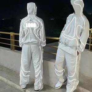 Ensemble de survêtement réfléchissant coupe oversize personnalisé pour homme – Veste coupe-vent et pantalon de jogging en polyester et nylon pour le sport et le streetwear - Product Image 1