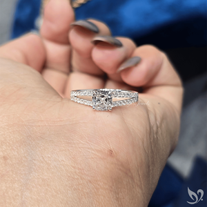 แหวนเพชรทรงคุชชั่น 1 กะรัต ตัวเรือนทองคำขาว 10K ประดับเพชรแบบสปลิตพาเว่ ได้รับการรับรองจาก IGI สำหรับแหวนหมั้น - Product Image 4