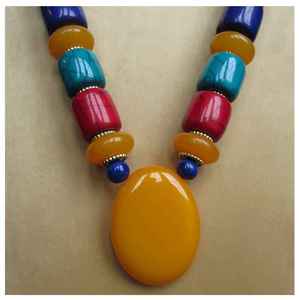 Collier moderne en résine perlée, perles artisanales artistiques, accessoire élégant pour femme, à porter au quotidien, tenue chic et tendance - Product Image 2