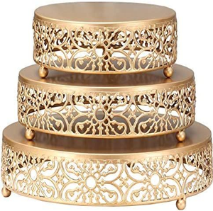Juego de tres soportes redondos para pasteles de metal dorado con bordes con patrones geométricos recortados, disponibles a precios de mayorista. - Product Image 3