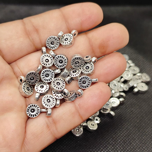 Pendentif fin en laiton plaqué argent à double trou pour la fabrication de bijoux, colliers et bracelets - Vente en gros - Product Image 1