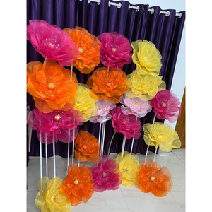 Fleurs géantes en tissu organza - Product Image 1