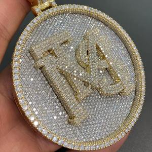 จี้เพชรโมอิสซาไนต์แท้ 3.30 กะรัต ชุบทองคำขาว 14K พร้อมจี้ตัวอักษรแบบกำหนดเองได้สำหรับงานปาร์ตี้ - Product Image 1