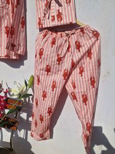 Ensemble de pyjama en coton à imprimé homard pour femmes |   Pyjama indien rayé fait main |   Vêtements de détente en mousseline douce - Product Image 2