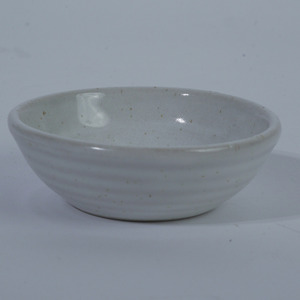 Plato para Salsas de Cerámica Hecho a Mano con Diseño Zen Asiático, Blanco con Motas, 8x3cm, para Restaurante, Hotel, Vajilla Japonesa, Salsa de Soya, Vinagre - Product Image 1