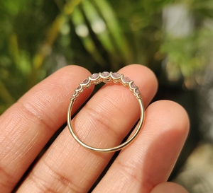 แหวนแต่งงานเพชรทรงรี 14K ทองคำแท้ ประดับเพชรเดี่ยวแบบครึ่งวงรอบ เพชรเพาะเลี้ยง DE VVS สีเหลือง รับรองโดย IGI วงแหวนทองคำแท้ - Product Image 4