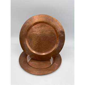 Assiettes de service en cuivre martelé à la main avec logo personnalisé |   Sous-plats en métal pour la décoration de tables de mariage en gros |   Plateaux de service de luxe pour la restauration - Product Image 1