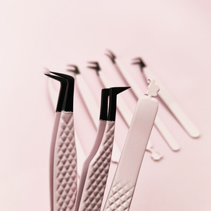 Pince à cils rose personnalisée à marque privée avec manche en forme de cœur, pince à cils pour extensions avec poignée en fibre en forme de cœur - Product Image 2