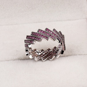 Vente en gros de bagues en argent sterling 925 massif avec rubis naturels, pavés géométriques en zigzag, bijoux Memoria - Product Image 2