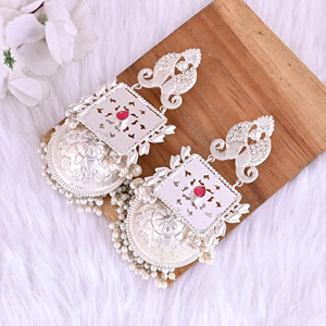 Pendientes étnicos con perlas y cristales rosas para mujer |   Joyería de Latón Plateado por Shilpi Impex - Product Image 3