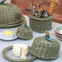 Support à gâteau en rotin tressé de luxe vert olive avec cloche, plateau à dessert en osier, vaisselle de mariage durable et élégante