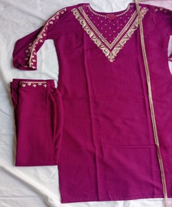 ชุดเสื้อผ้าปักลายแฟนซีผสมผ้าฝ้าย พร้อมกางเกงและผ้าคลุมไหล่ สำหรับงานเทศกาล ราคาขายส่ง เสื้อผ้าชาติพันธุ์ สีไวน์ - Product Image 2