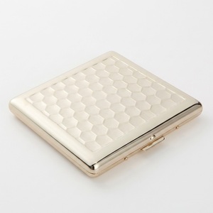 Étui à cigarettes en métal moulé sous pression de luxe vintage, portable, fin, en acier inoxydable avec motif nid d'abeille, vente en gros - Product Image 1