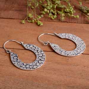 Pendientes de Aro con Textura Martillada en Forma de Media Luna, Chapados en Oro, Plata Oxidada, Estilo Boho Tribal para Mujer - Product Image 2